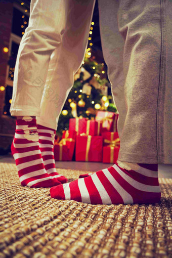 穿着<strong>圣诞</strong>情侣袜的脚部特写