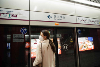 戴口罩的年轻女人站在地铁站台上成年人写实场景