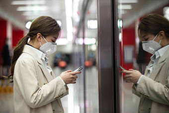 年轻女人站在地铁站台上站台相片