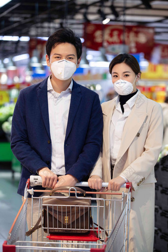 在超市购物的青年夫妇预防病毒素材