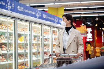 戴口罩的青年女人在超市购物消费氛围图片