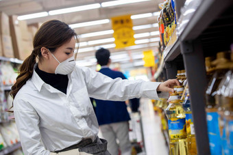 青年女人在超市购物安全清晰摄影