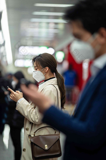 戴口罩的青年人站在<strong>地铁</strong>站台上环境污染氛围素材