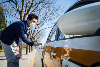 青年男人路边打出租车环境污染清晰照片