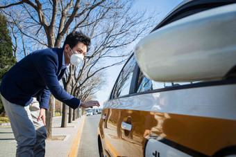 青年男人路边打出租车