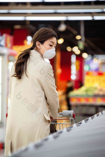 戴口罩的青年女人在<strong>超市</strong>购物