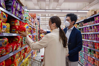 青年夫妇在超市购物流感病毒照片