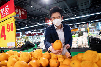 戴口罩的青年男人在超市购买水果传染病氛围拍摄