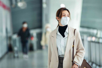 戴口罩的年轻女人走在<strong>地铁</strong>站里环境污染摄影