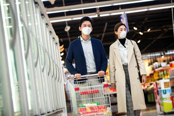 青年夫妇戴口罩在超市购物商品高质量场景
