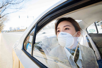 年轻女人戴口罩乘坐汽车传染病清晰摄影图