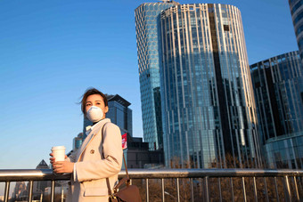 户外戴口罩的青年女人中国高清照片