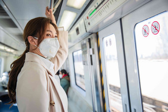 戴口罩的年轻女人乘坐地铁水平构图清晰场景