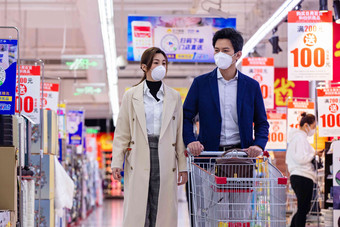 青年夫妇在超市购物挑选清晰摄影