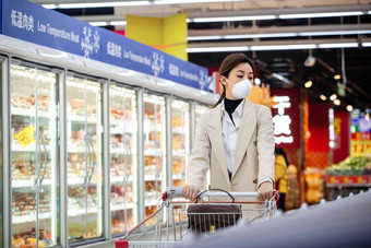 戴口罩的青年女人在超市购物彩色图片清晰照片