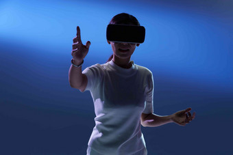 戴VR眼镜女士网络空间职业写实图片