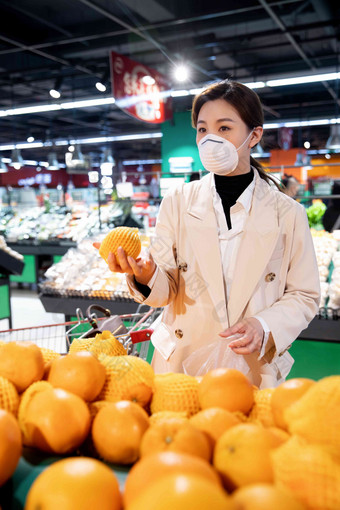 戴口罩的青年女人在超市购买水果保护高清图片