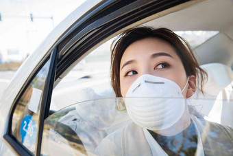 年轻女人戴口罩乘坐汽车疫情写实图片