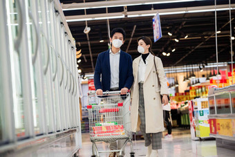 青年夫妇在超市购物面罩氛围摄影