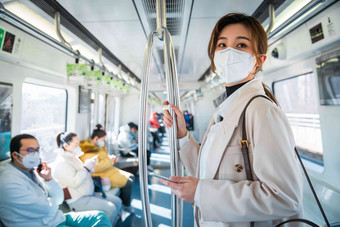 戴口罩的年轻女人乘坐<strong>地铁地铁</strong>影相