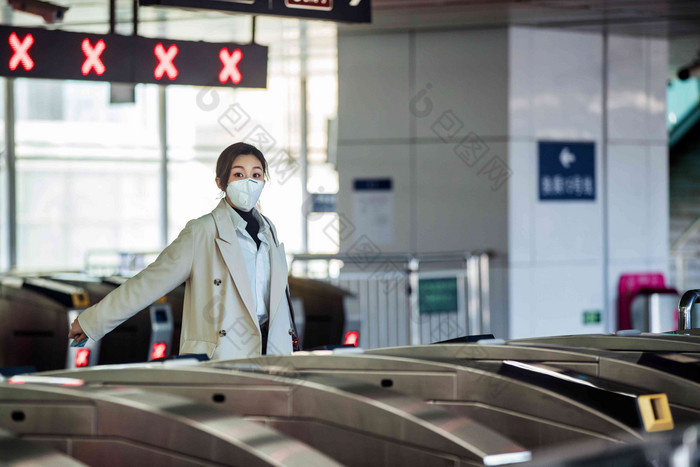 戴口罩的年轻女人走进地铁站防疫高端照片