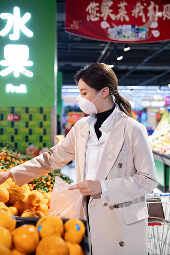 戴口罩的青年女人在超市购买水果垂直构图氛围场景