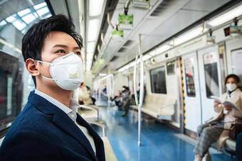 青年男子戴口罩乘坐地铁公共交通清晰影相
