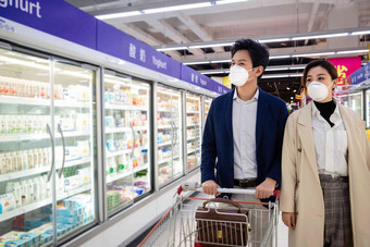 青年夫妇戴口罩在超市购物两个人氛围相片