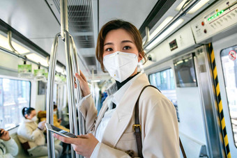 戴口罩的年轻女人乘坐地铁通讯氛围拍摄