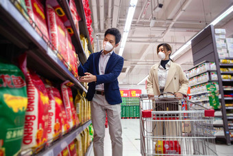 戴口罩的青年夫妇在超市购物<strong>预防</strong>清晰摄影