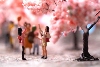 樱花树下的游客气球氛围图片
