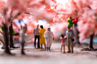 樱花树下的医护人员和游客服务高端镜头