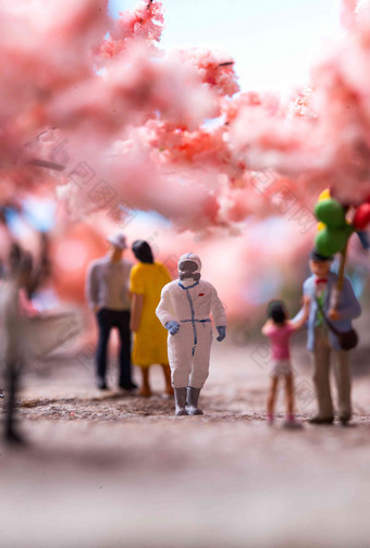 樱花树下的医护人员和游客防疫场景