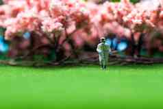 樱花树下的医护人员站在草地上
