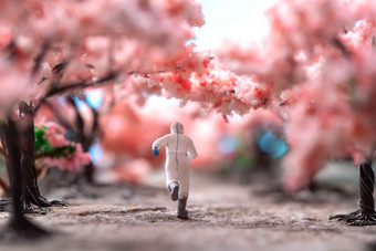 樱花树下的医护人员奔跑的背影背影中国高端拍摄