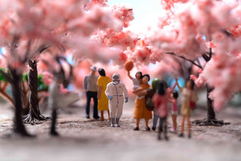 樱花树下的医护人员和游客站着相片