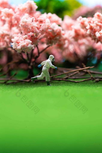 樱花树下的<strong>医护</strong>人员奔跑的身影植物清晰摄影