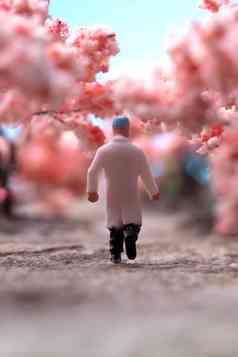樱花树下的医护人员