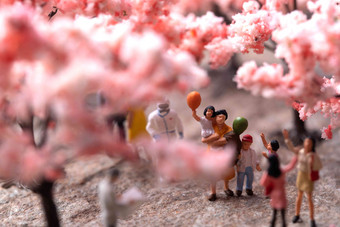 樱花树下的医护人员和游客服务写实场景