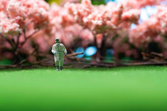 樱花树下的医护人员站在草地上防疫清晰影相
