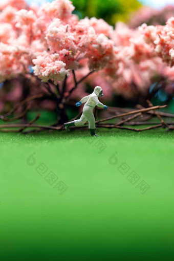 樱花树旁的医护人员奔跑的身影医疗高质量图片