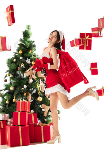 穿着圣诞服的年轻女人和圣诞礼物圣诞礼物摄影图
