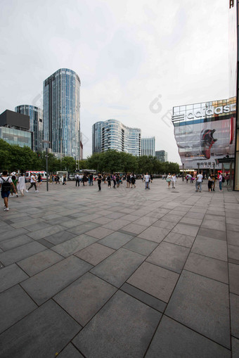 北京三里屯步行街发展地标建筑写实摄影图