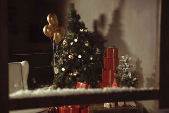 窗内的圣诞树和圣诞礼物