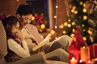 幸福的青年情侣在家看书