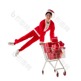穿圣诞服的青年男人推着购物车推高质量摄影图