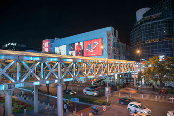 北京夜景汽车广场氛围图片