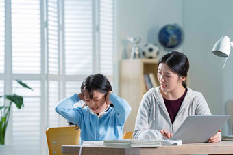 年轻妈妈和做作业的女儿生气亚洲人清晰拍摄