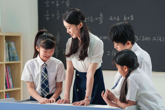 老师学习上课黑板小学男生清晰镜头