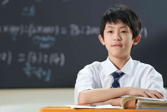 小学生<strong>上课</strong>一个人小学男生私立学校